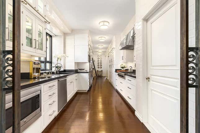 Image for article titled Look inside Scarlett Johansson and Colin Jost’s $13 million penthouse