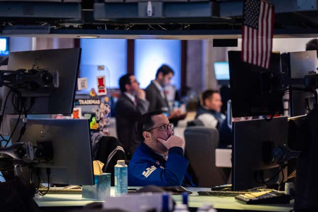 Image for article titled Hedge funds are dumping stocks — just as mom-and-pop investors rush in
