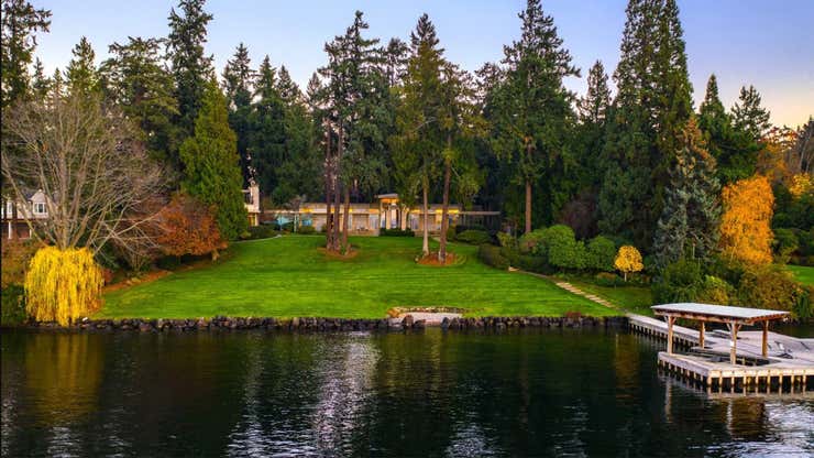 Image for Jeff Bezos sold one mansion for $63 million after he and Lauren Sanchez moved to a $237 million compound