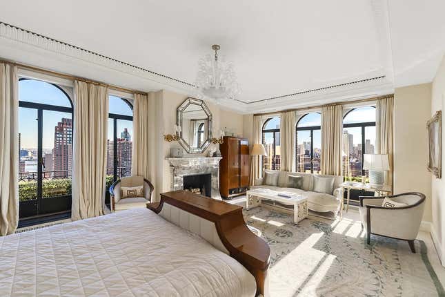 Image for article titled Look inside Scarlett Johansson and Colin Jost’s $13 million penthouse