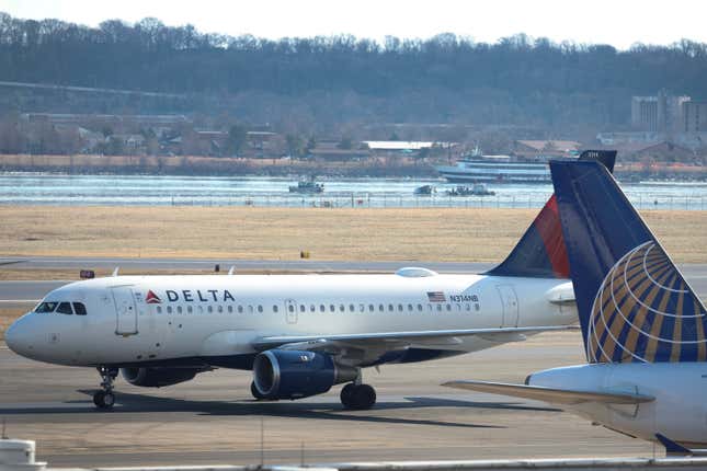 Image for article titled Delta Air Lines is sending a warning about the economy