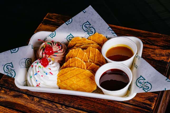 Image for article titled From puffy tacos to cotton-candy fries, here are 10 new menu items at major league ballparks