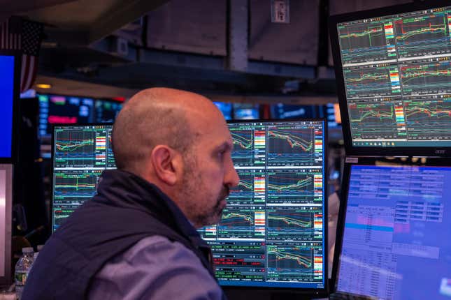 Image for article titled The Dow plunges 1,000 points and the Nasdaq reels as Trump attacks Powell again