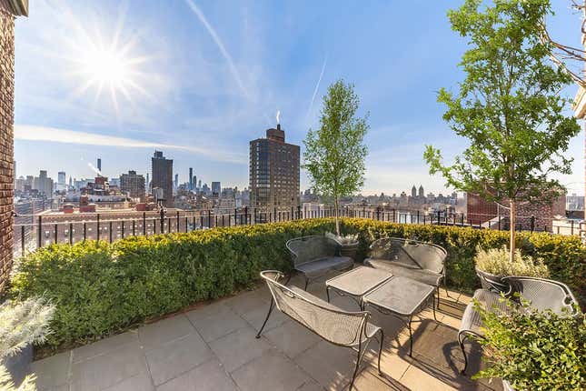 Image for article titled Look inside Scarlett Johansson and Colin Jost’s $13 million penthouse