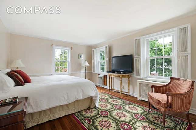 Image for article titled Trump&#39;s childhood home sells for a 61% loss — feral cats not included